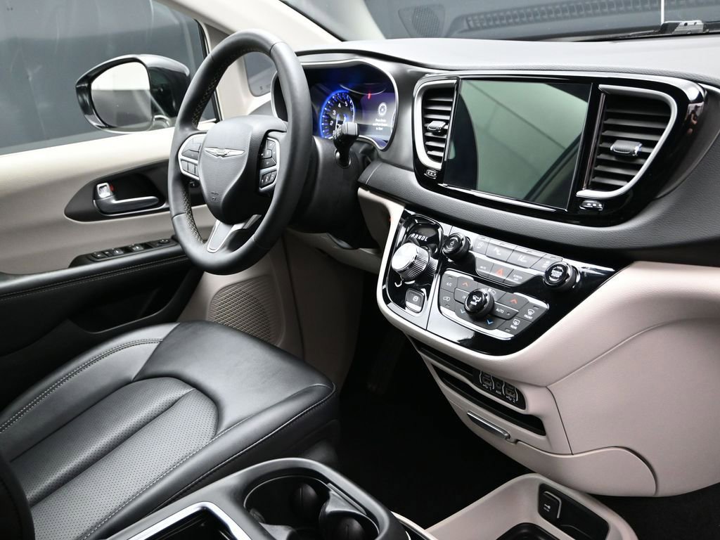Used 2024 Chrysler Pacifica Touring-L image 9