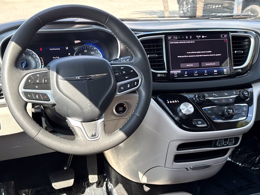 Used 2024 Chrysler Pacifica Touring-L FWD image 31