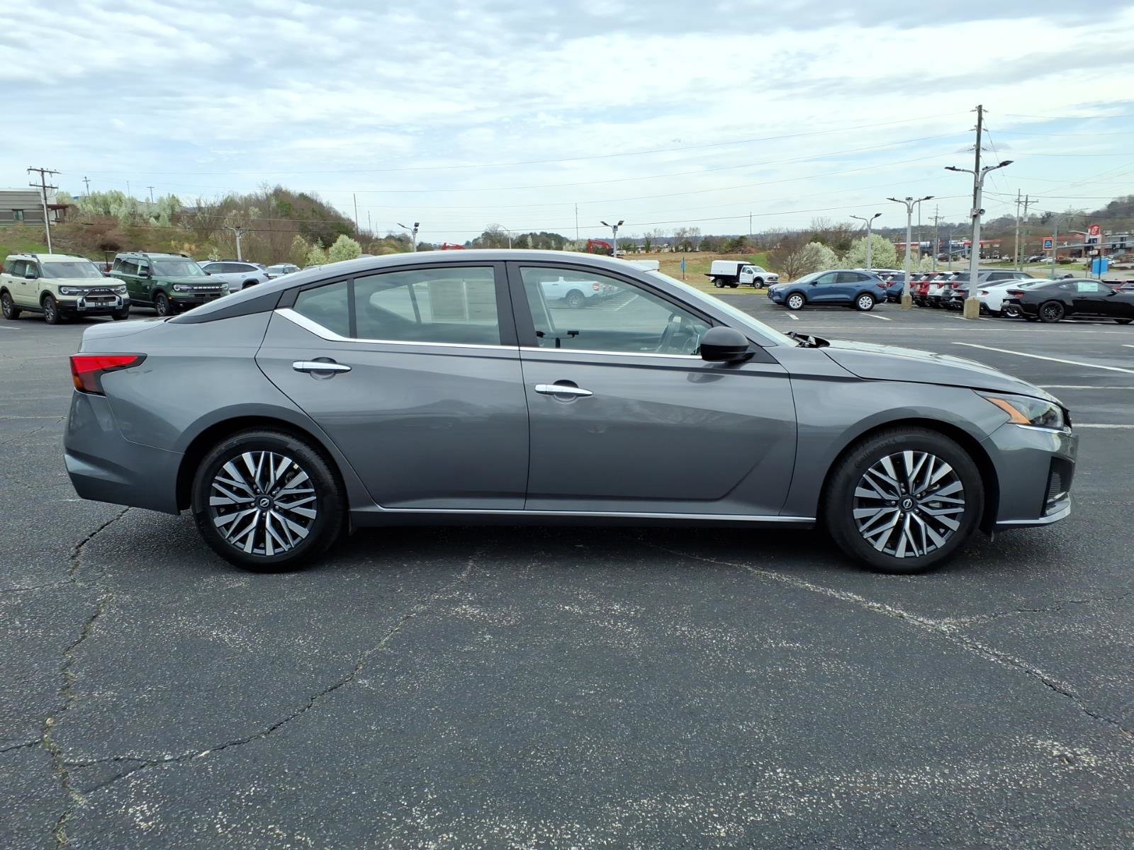 Used 2025 Nissan Altima 2.5 SV FWD image 9