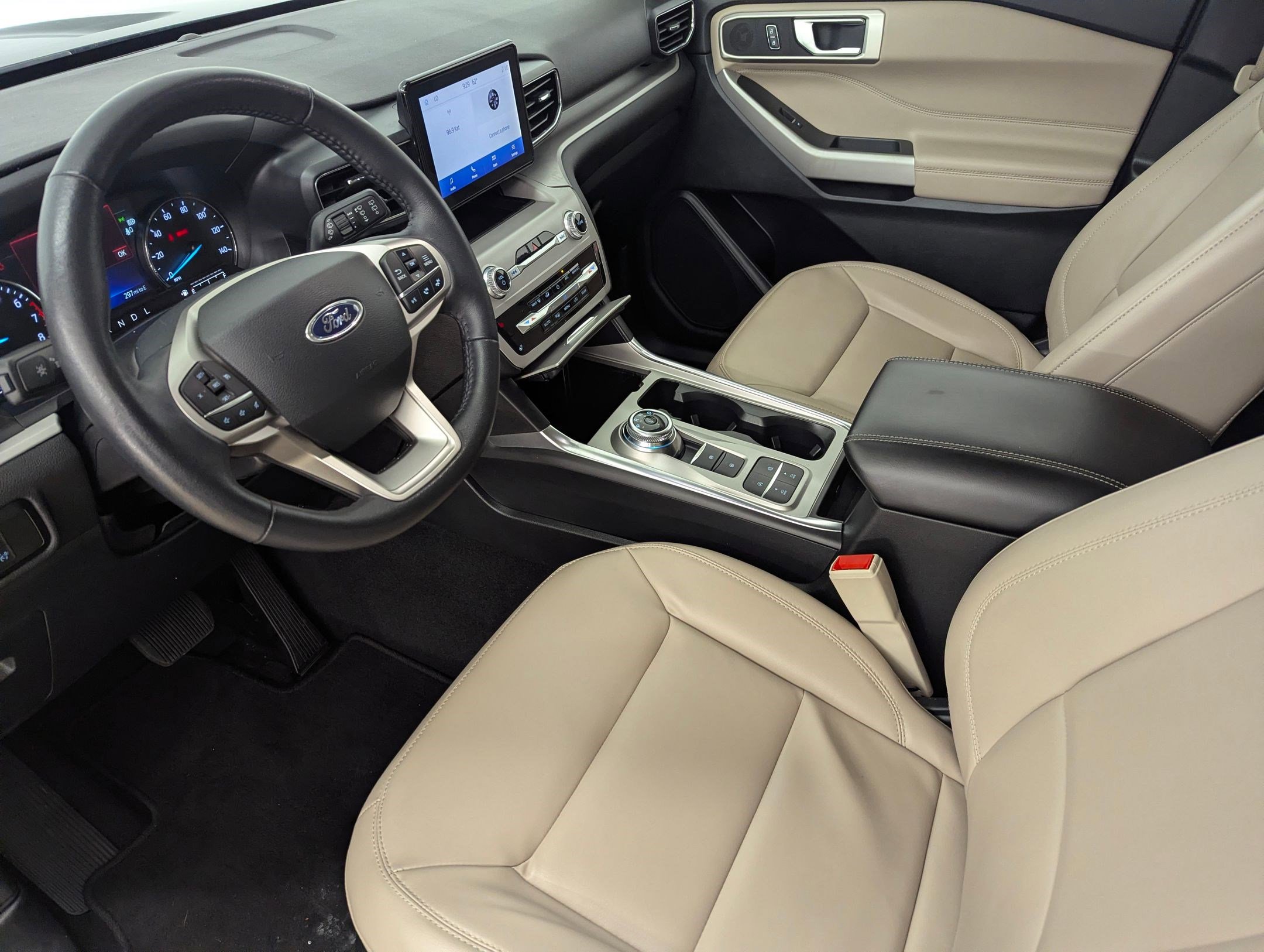 Certified 2024 Ford Explorer XLT w/ Equipment Group 202A image 4