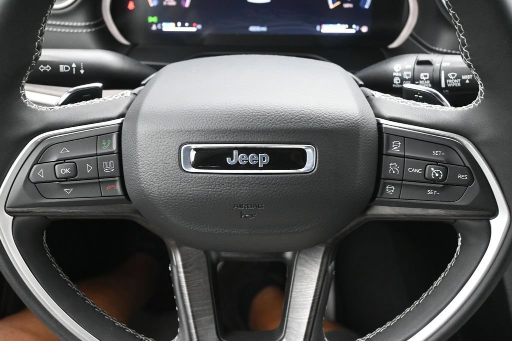 Used 2025 Jeep Grand Cherokee L Limited AWD/4WD image 18