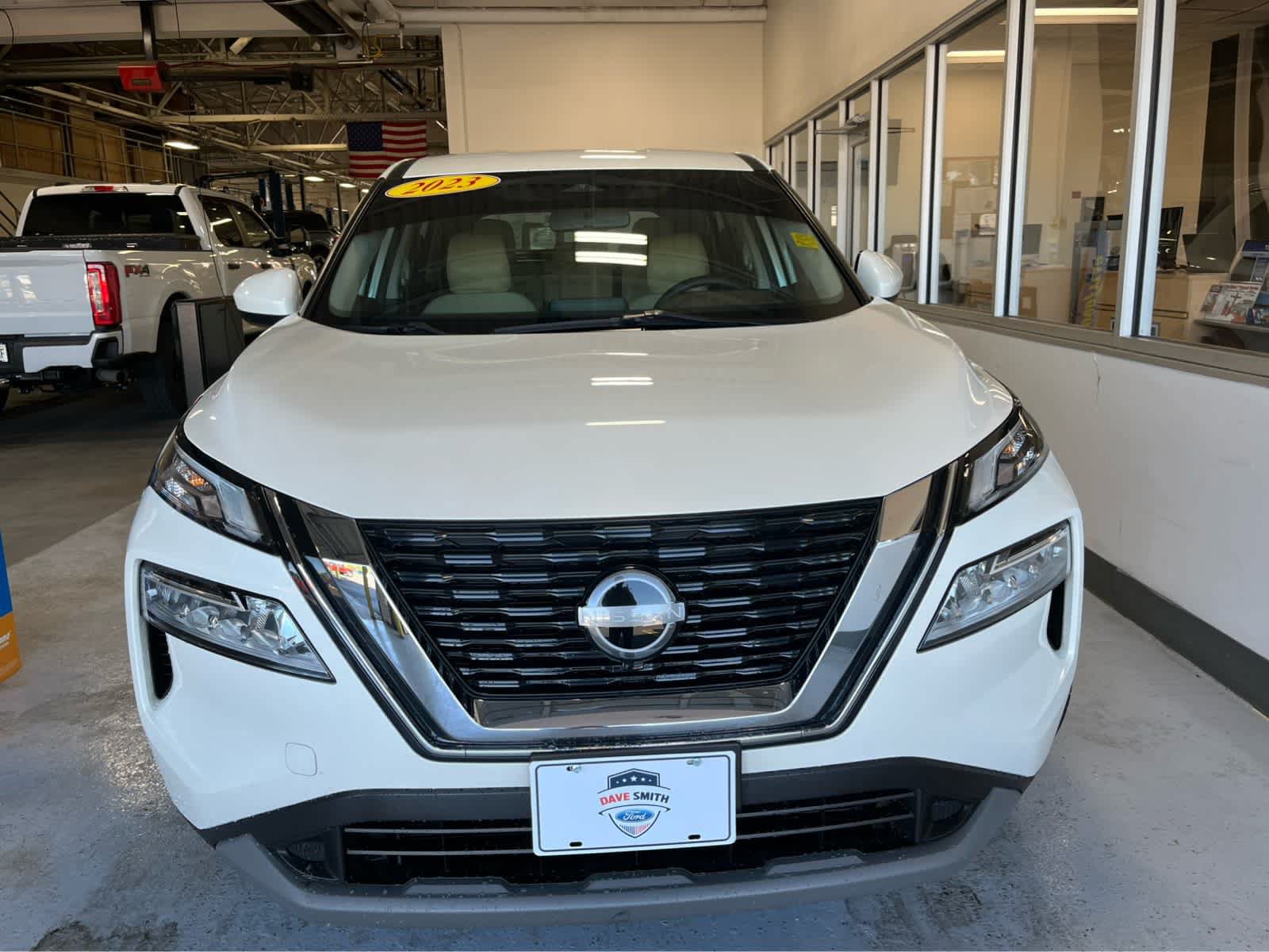 Used 2023 Nissan Rogue SV AWD/4WD image 3