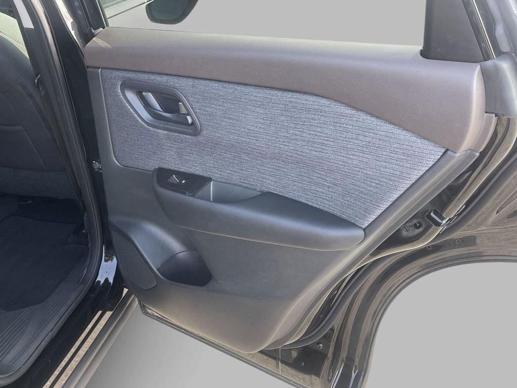 Used 2023 Nissan Rogue S image 18