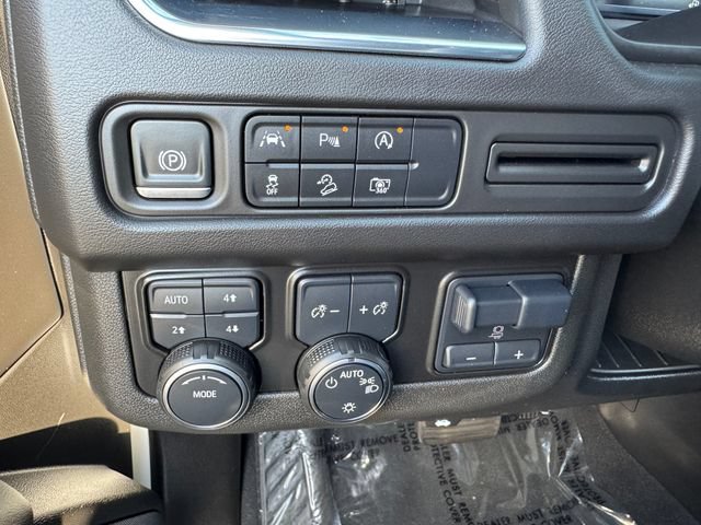 Used 2024 Chevrolet Tahoe Z71 w/ Luxury Package AWD/4WD image 26