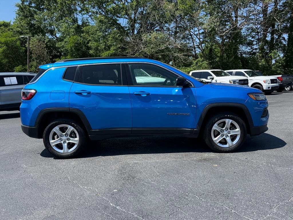 Used 2023 Jeep Compass Latitude AWD/4WD image 3