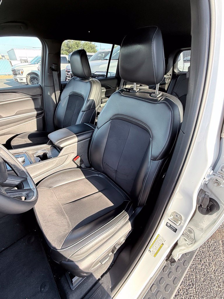 Used 2023 Jeep Grand Cherokee L Laredo RWD image 5