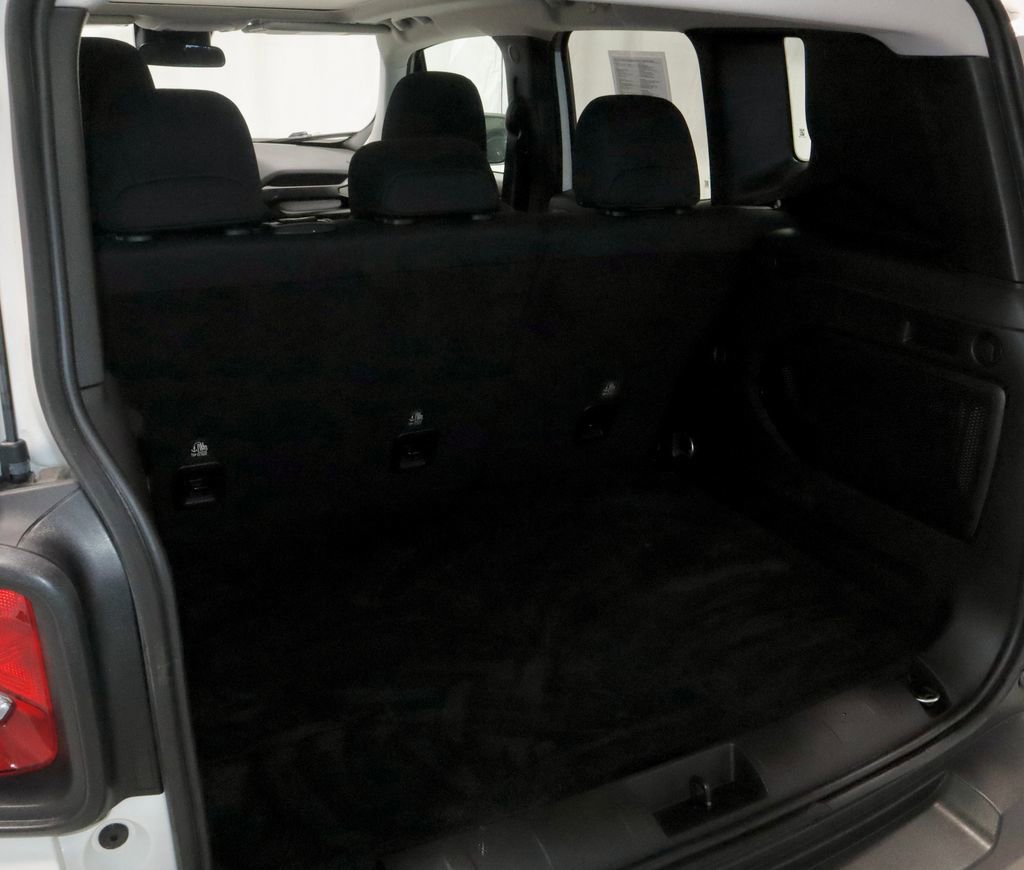 Used 2023 Jeep Renegade Latitude w/ Sun & Fun Group image 12