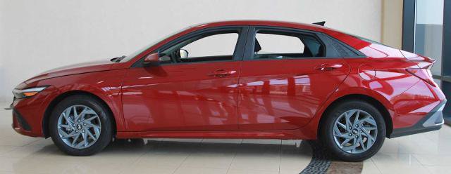 Used 2024 Hyundai Elantra Blue FWD image 11