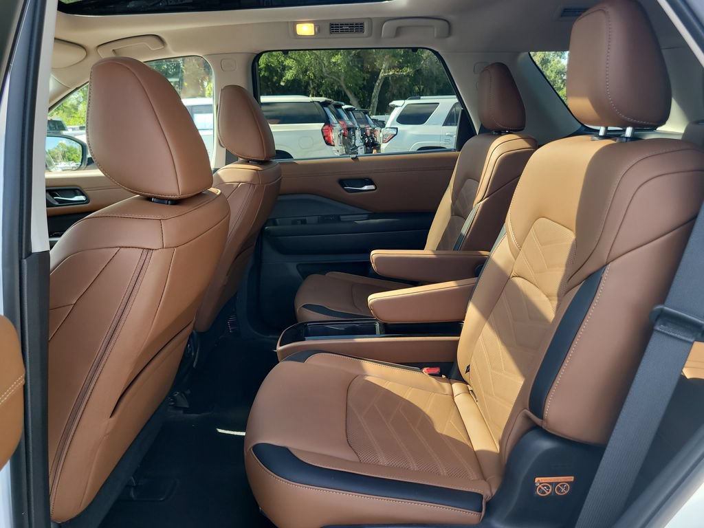 Used 2025 Nissan Pathfinder Platinum AWD/4WD image 11