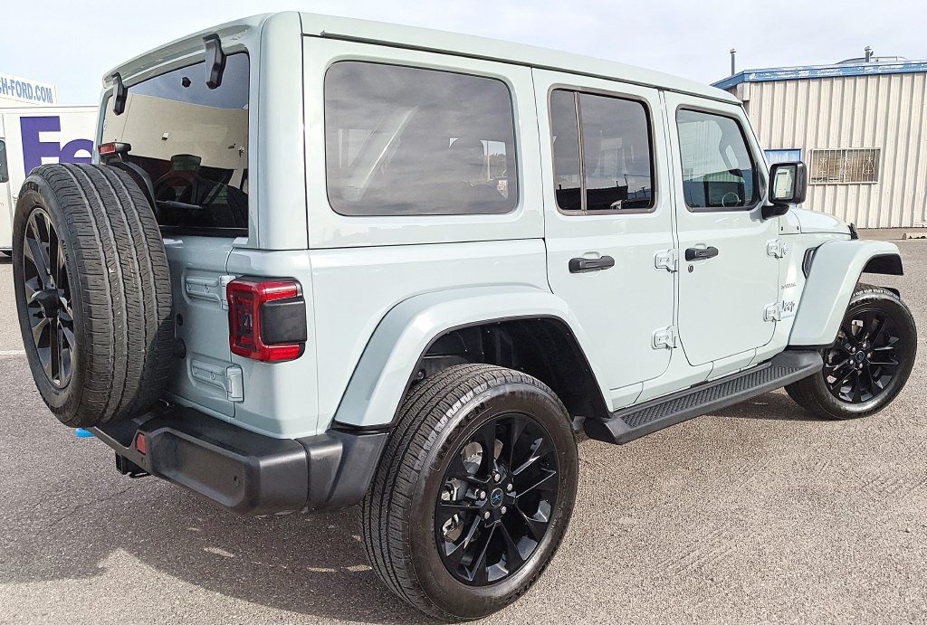 Used 2024 Jeep Wrangler Unlimited Sahara w/ Technology Group AWD/4WD image 3