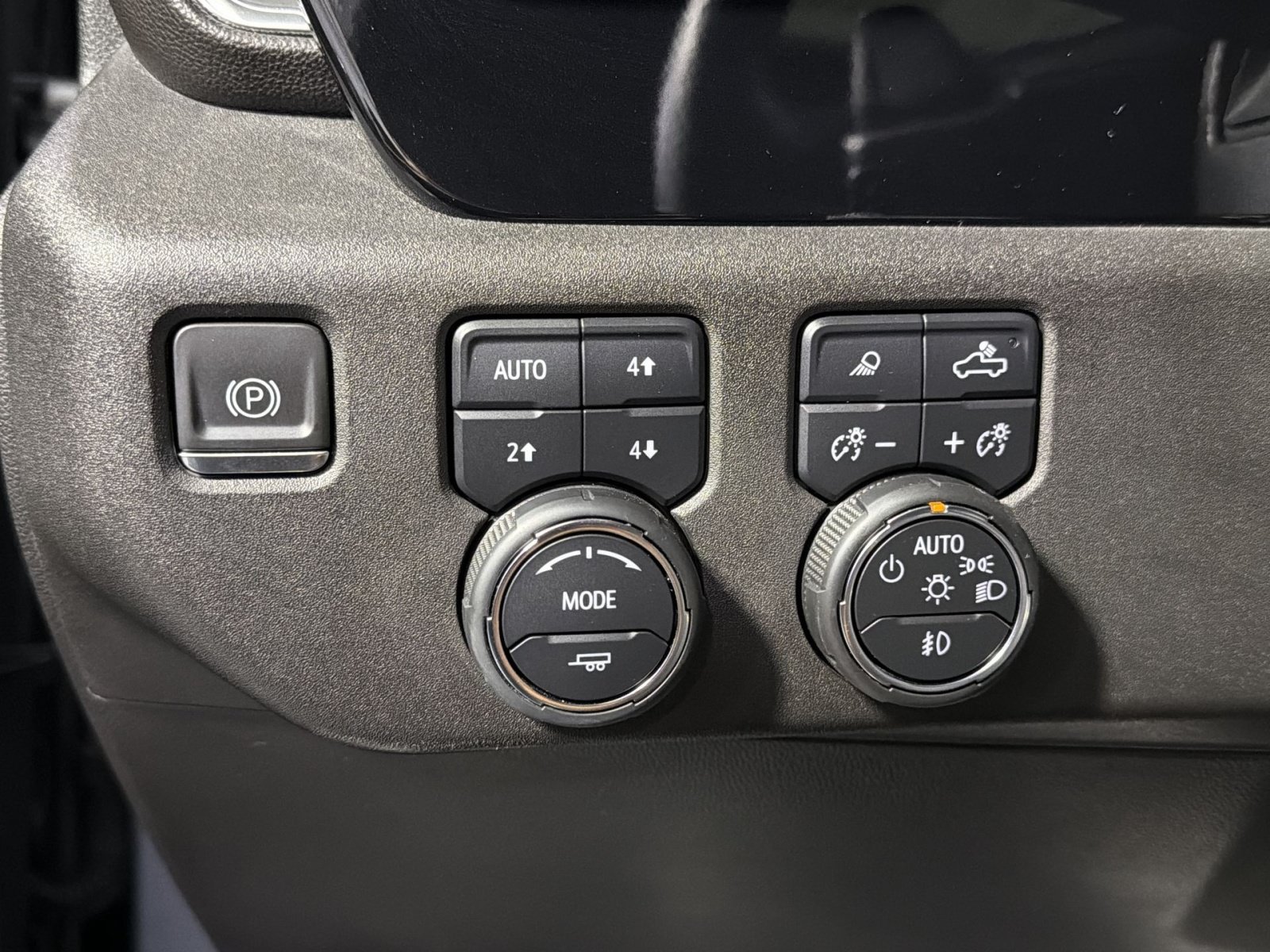 Used 2024 Chevrolet Silverado 1500 LTZ w/ LTZ Convenience Package II AWD/4WD image 30