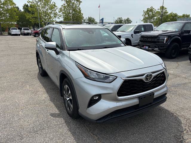 Used 2020 Toyota Highlander XLE AWD/4WD image 3