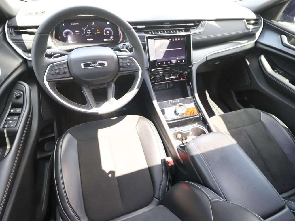 Used 2023 Jeep Grand Cherokee L Laredo RWD image 9