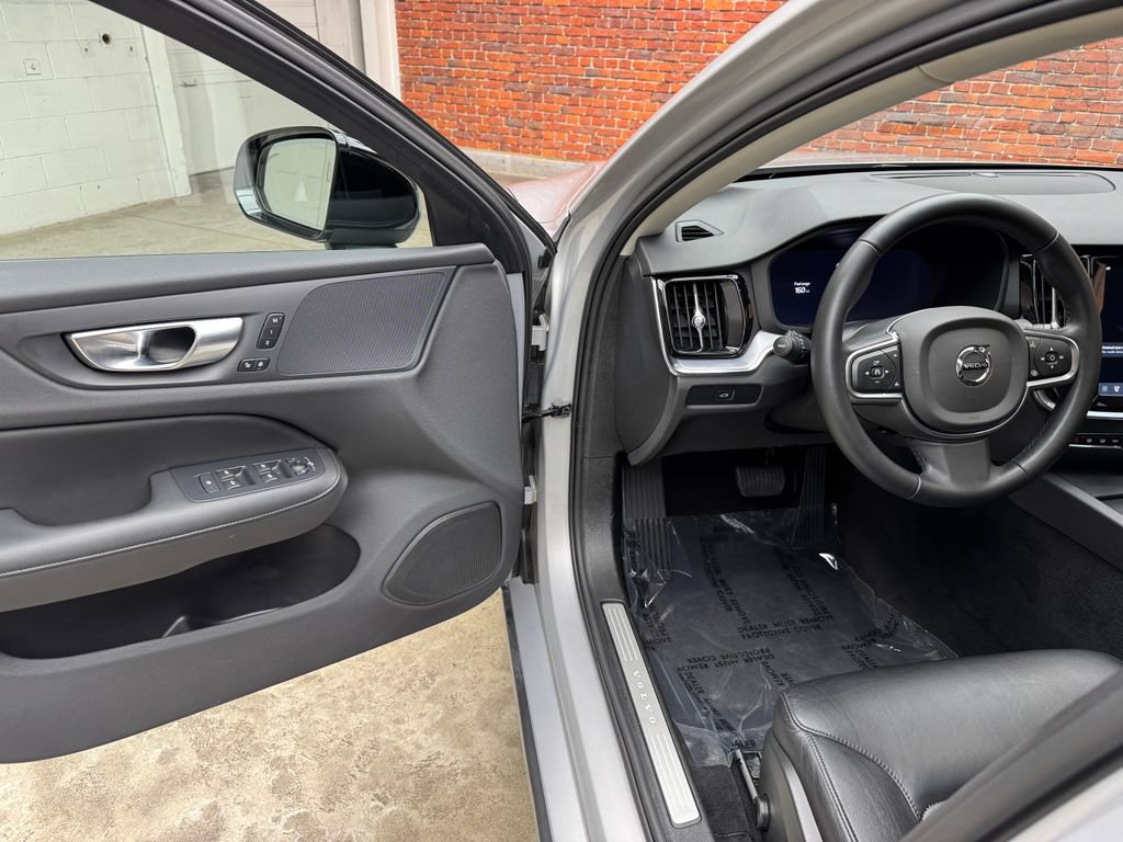 Used 2025 Volvo S60 B5 Core FWD image 8