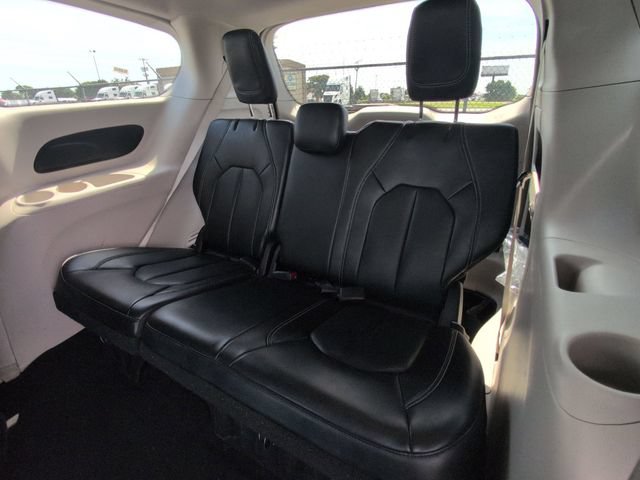Used 2023 Chrysler Pacifica Touring-L FWD image 15
