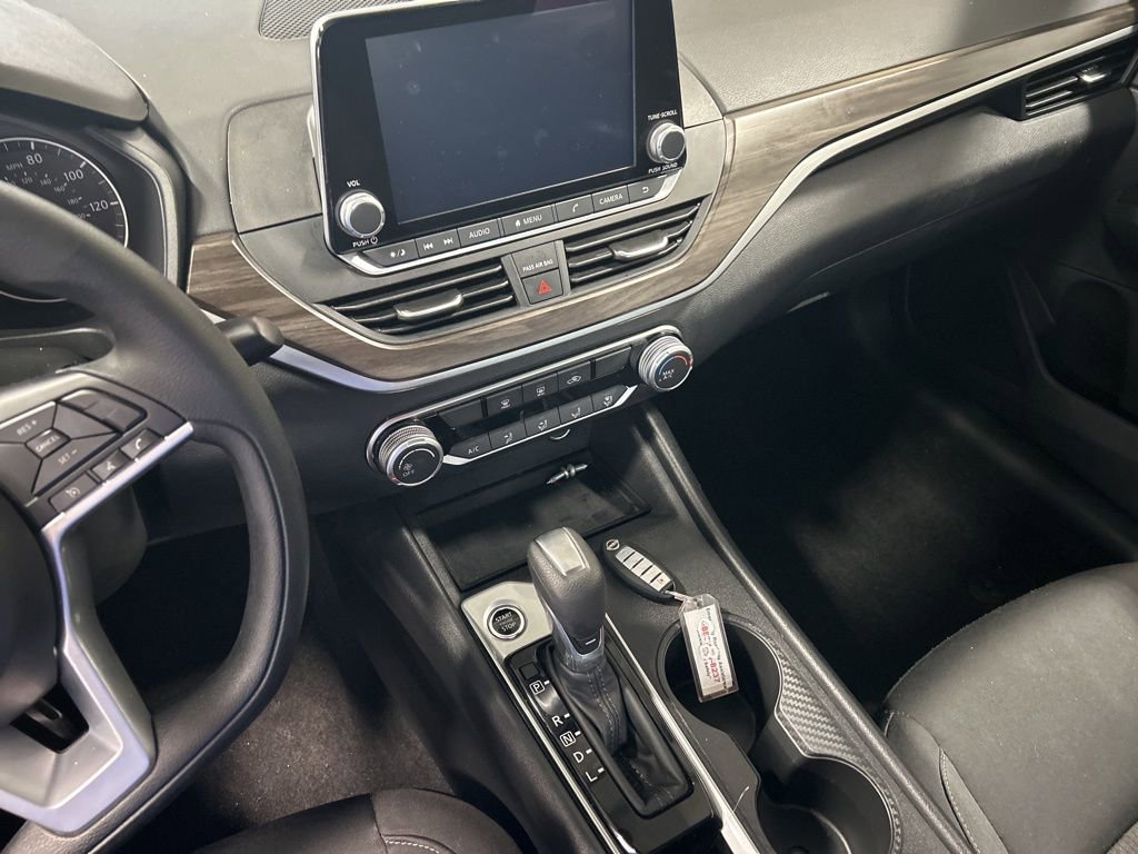 Used 2025 Nissan Altima 2.5 SV FWD image 4