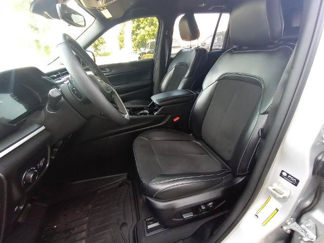 Used 2023 Jeep Grand Cherokee Altitude AWD/4WD image 6