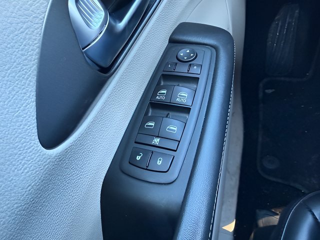 Used 2024 Chrysler Pacifica Touring-L FWD image 21