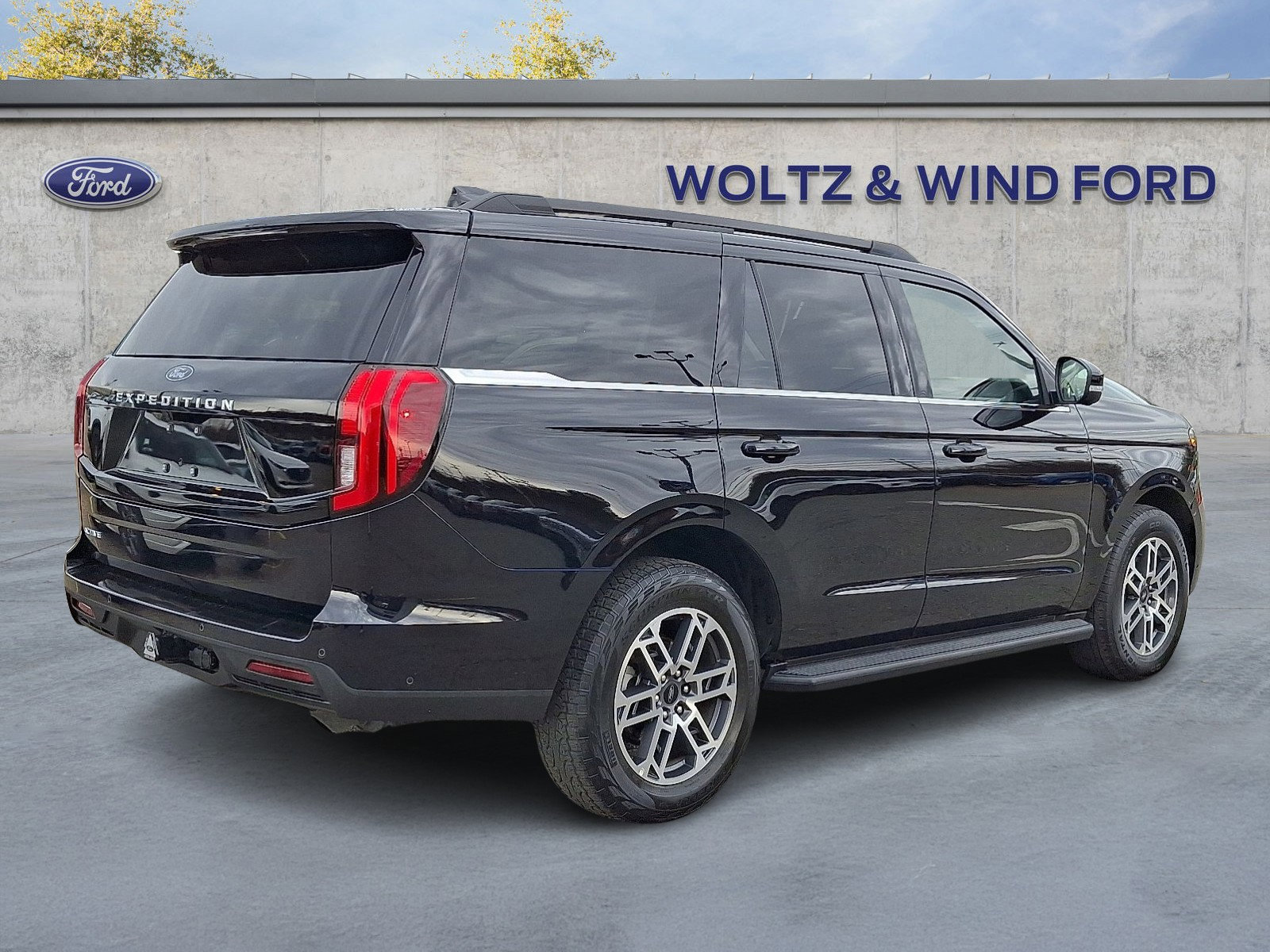 Certified 2025 Ford Expedition Active image 4