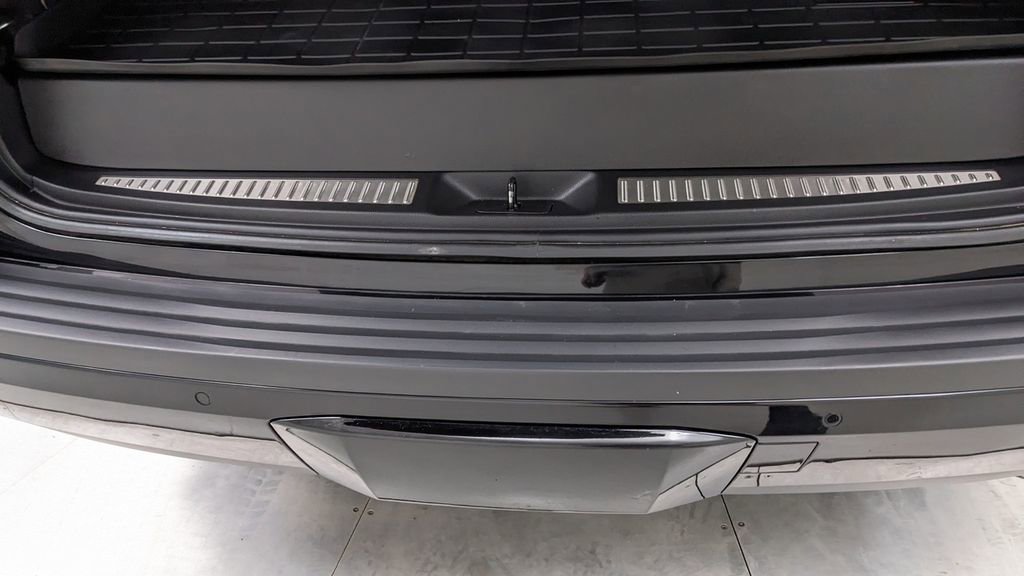 Used 2019 Cadillac Escalade Premium Luxury w/ Escalade Sport Edition AWD/4WD image 7