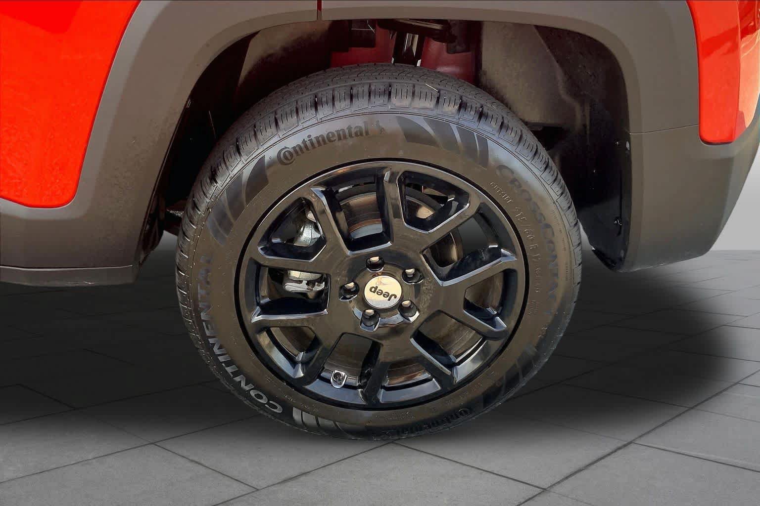 Used 2023 Jeep Renegade Latitude w/ Sun/Sound Group AWD/4WD image 10