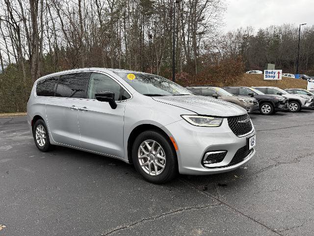 Used 2024 Chrysler Pacifica Touring-L image 3