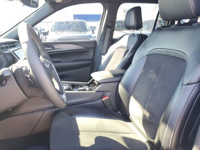 Used 2023 Jeep Grand Cherokee Altitude image 24