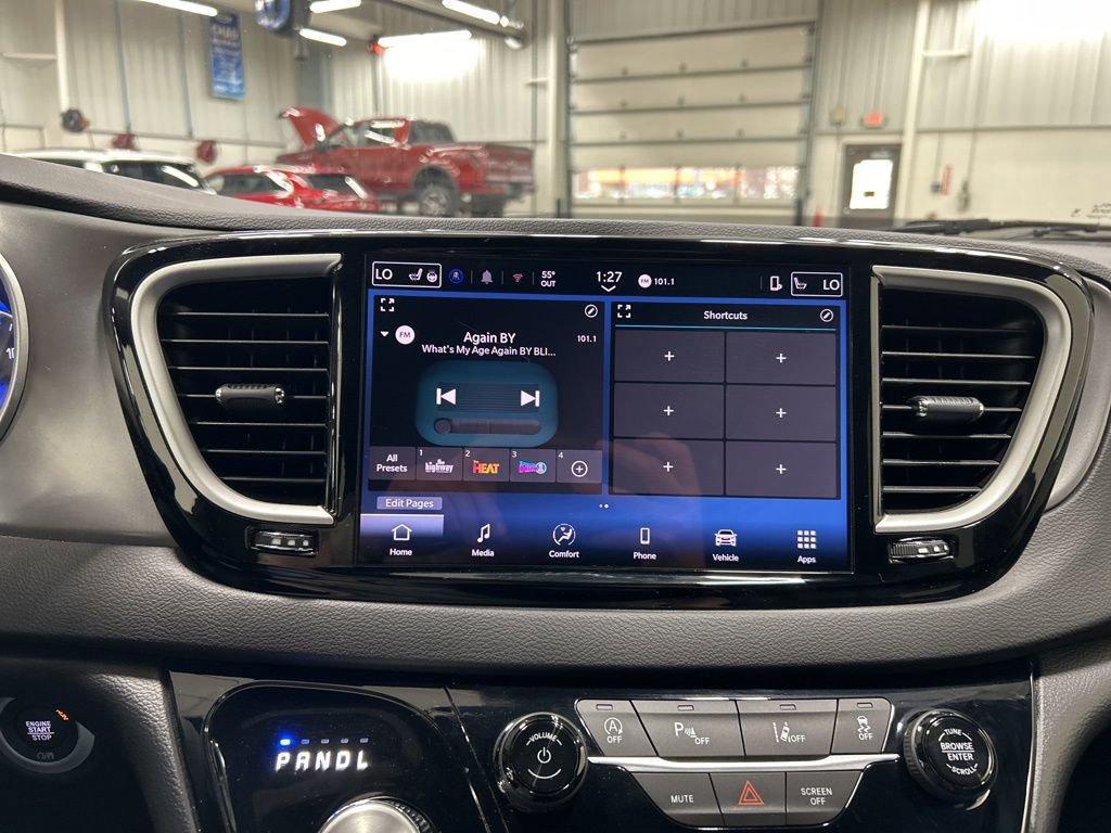 Used 2025 Chrysler Pacifica Select image 20