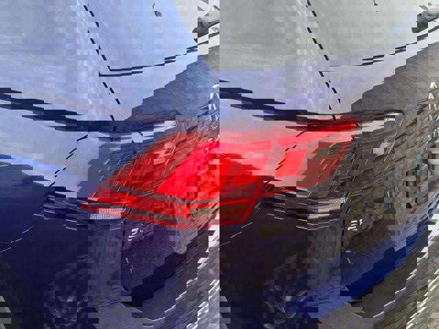 Used 2022 Volkswagen Tiguan SE w/ Panoramic Sunroof Package image 9