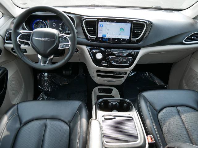 Used 2024 Chrysler Pacifica Touring-L FWD image 16