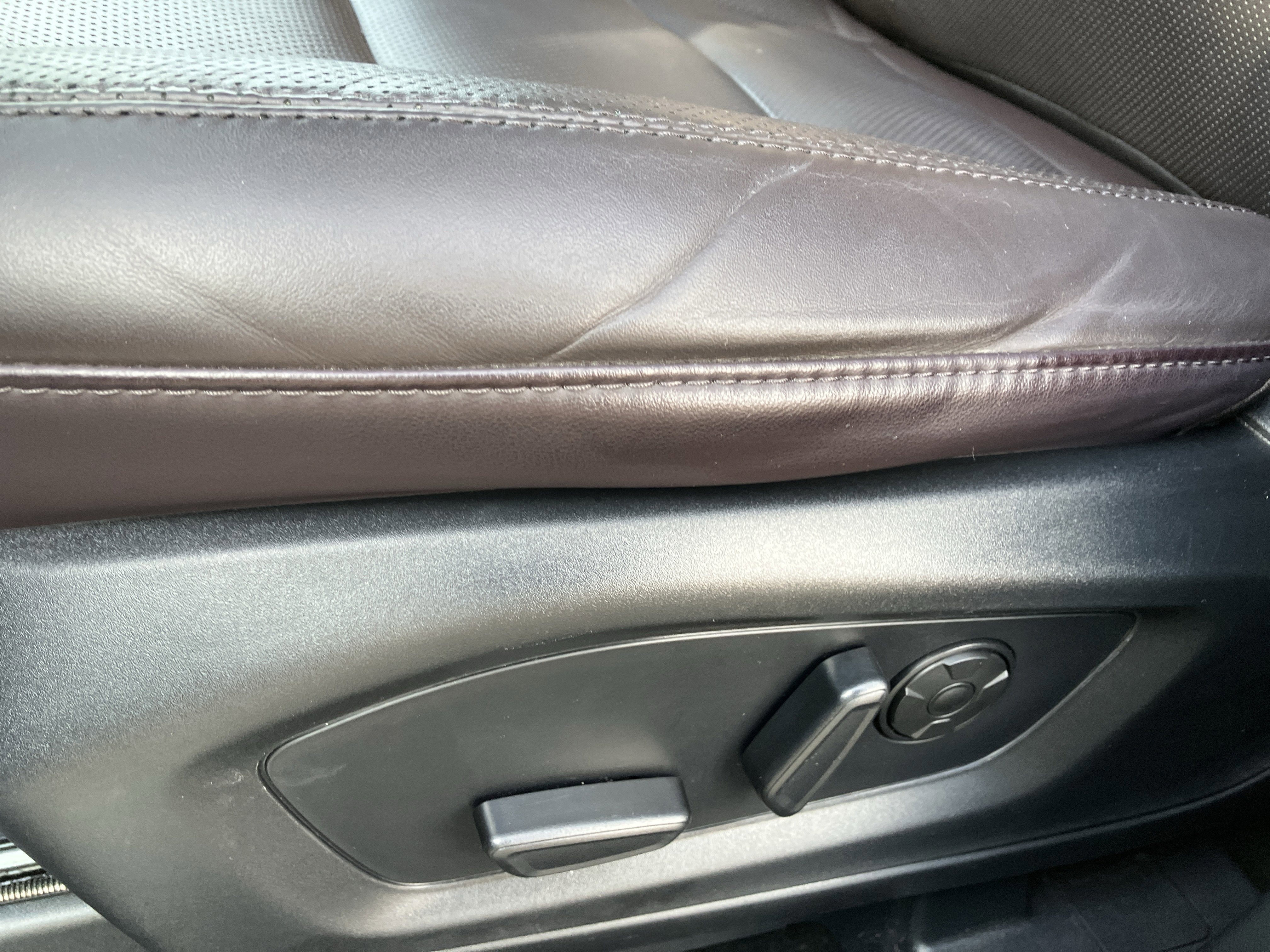 Certified 2025 Ford Explorer Platinum w/ LUX Leather Package image 32