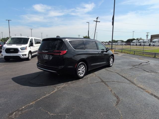 Used 2023 Chrysler Pacifica Touring-L FWD image 8