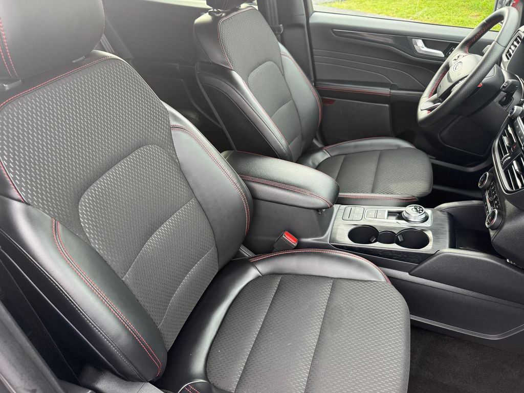 Certified 2025 Ford Escape ST-Line Select AWD/4WD image 17