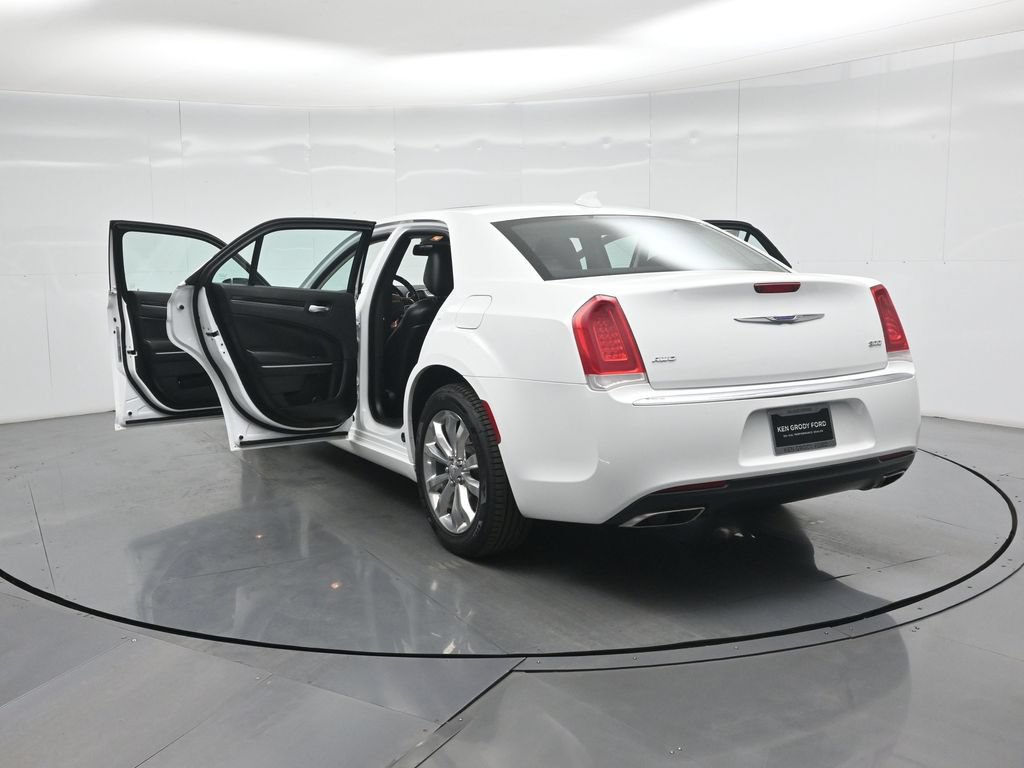 Used 2020 Chrysler 300 Limited AWD/4WD image 33