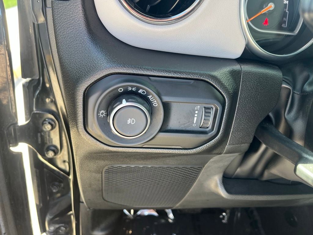 Used 2023 Jeep Wrangler Unlimited Sahara AWD/4WD image 38
