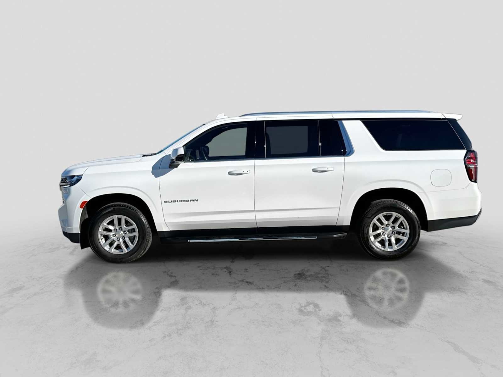 Used 2024 Chevrolet Suburban LT w/ Luxury Package AWD/4WD image 3