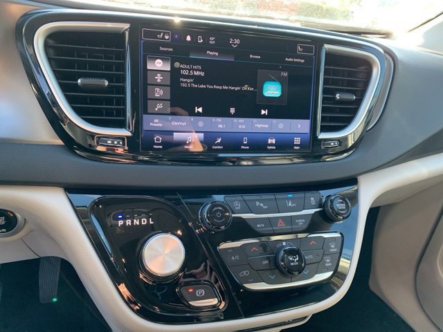 Used 2024 Chrysler Pacifica Touring-L image 17