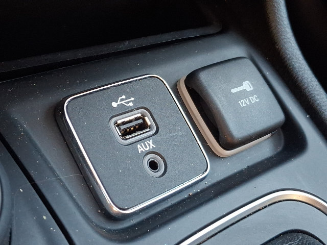 Used 2019 Jeep Cherokee Latitude Plus w/ Cold Weather Group AWD/4WD image 24