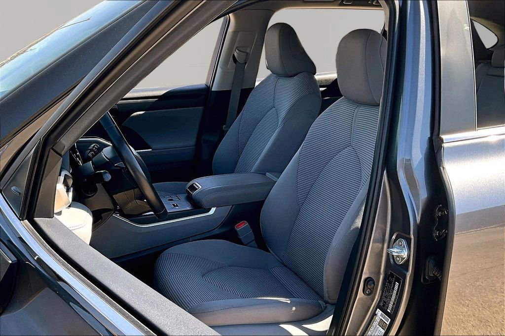 Used 2023 Toyota Highlander LE image 25