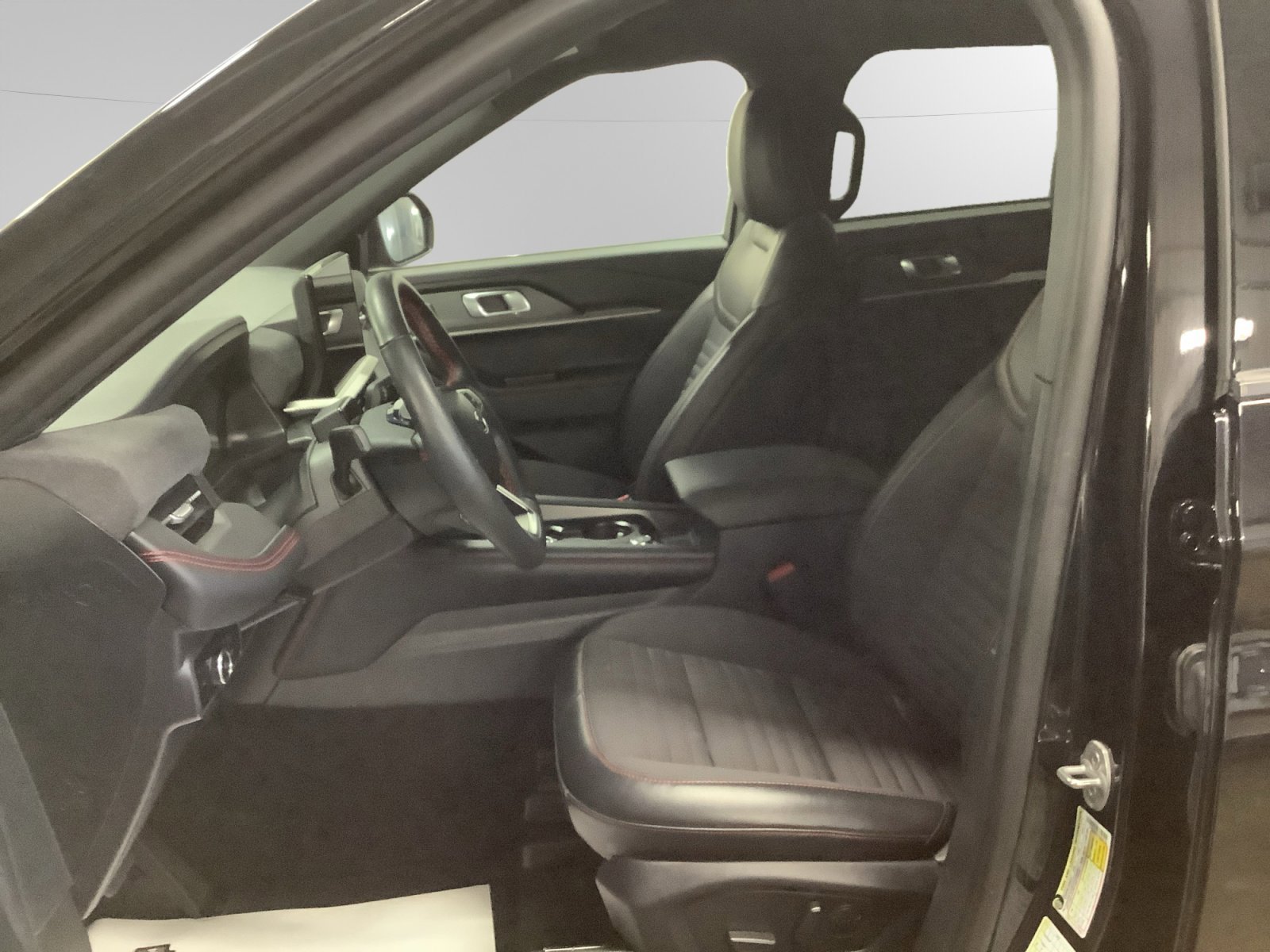 Certified 2025 Ford Explorer ST-Line w/ ST-Line Street Pack image 9