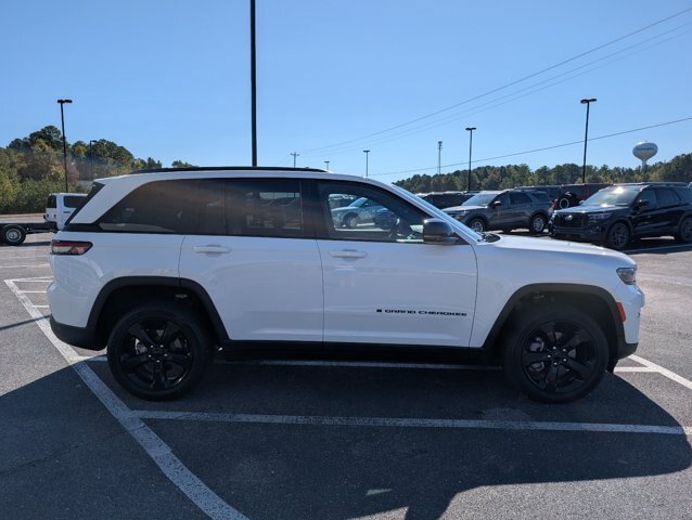 Used 2023 Jeep Grand Cherokee Limited w/ Black Appearance Package RWD image 4