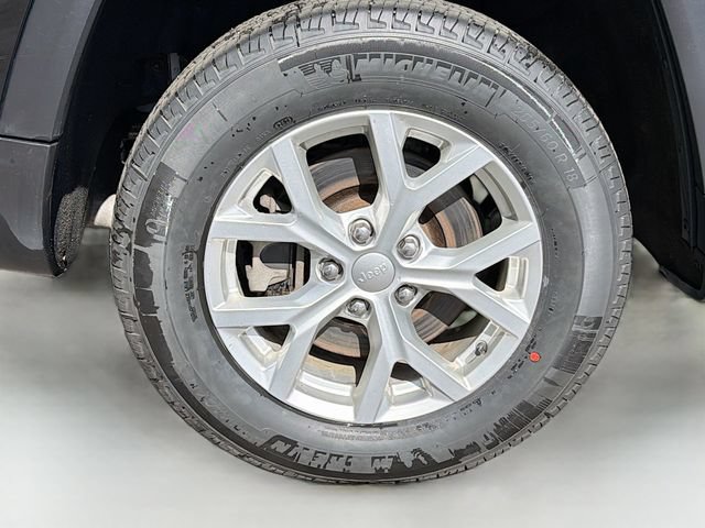 Used 2023 Jeep Grand Cherokee L Limited AWD/4WD image 7