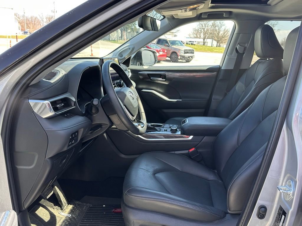 Used 2024 Toyota Highlander Limited AWD/4WD image 11