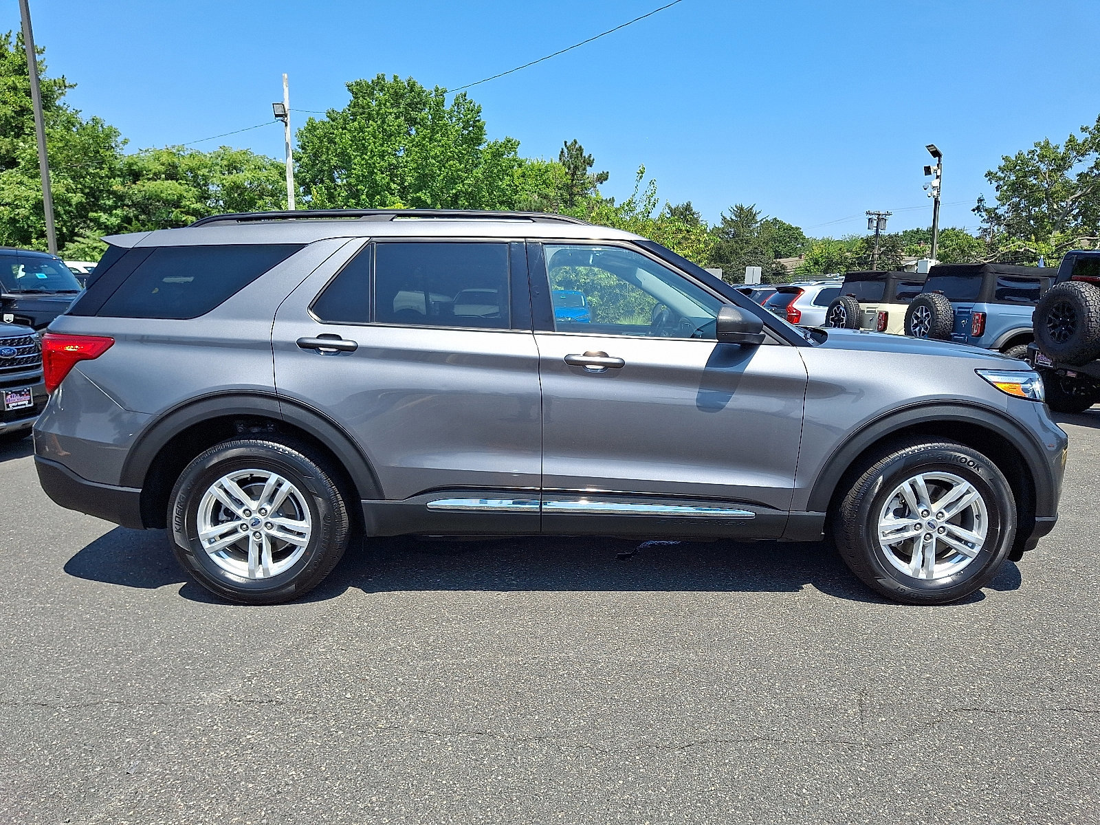 Certified 2022 Ford Explorer XLT w/ Equipment Group 202A image 3