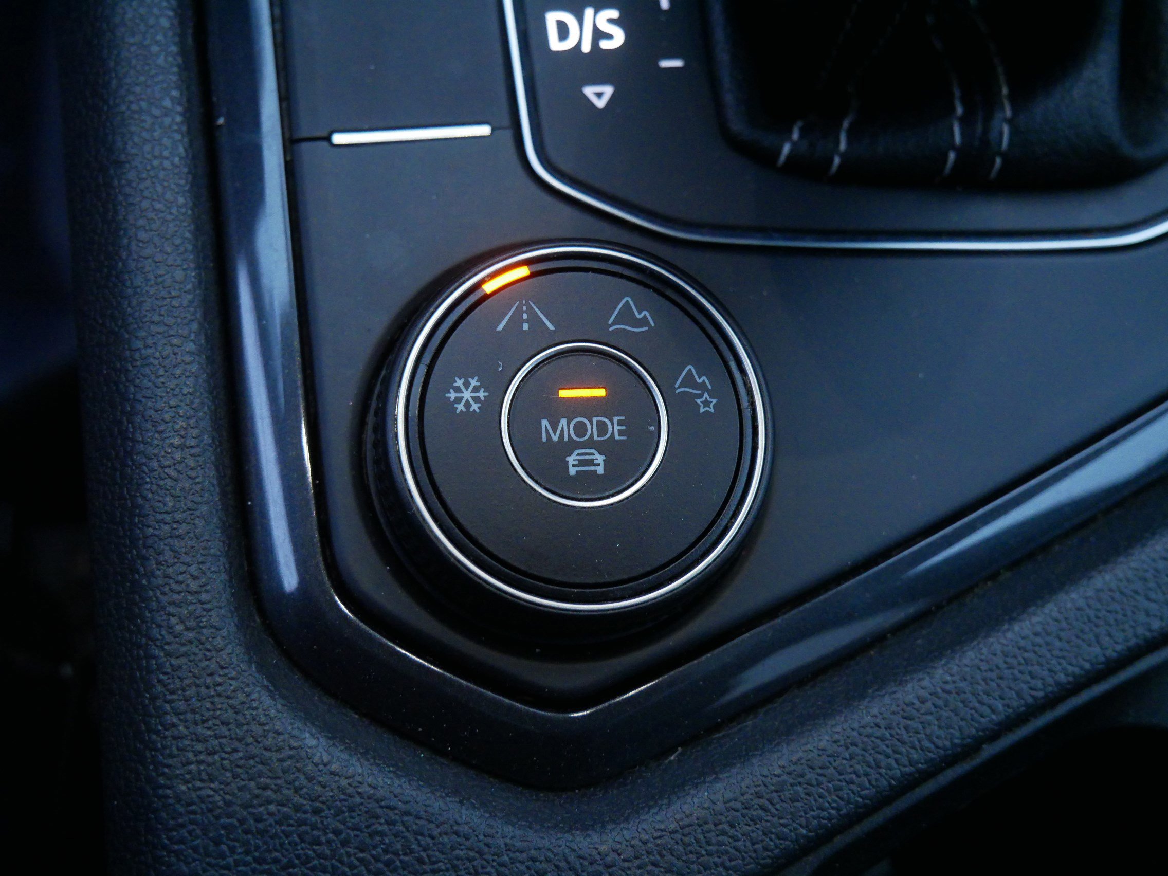 Used 2021 Volkswagen Tiguan SE w/ Panoramic Sunroof Package image 31