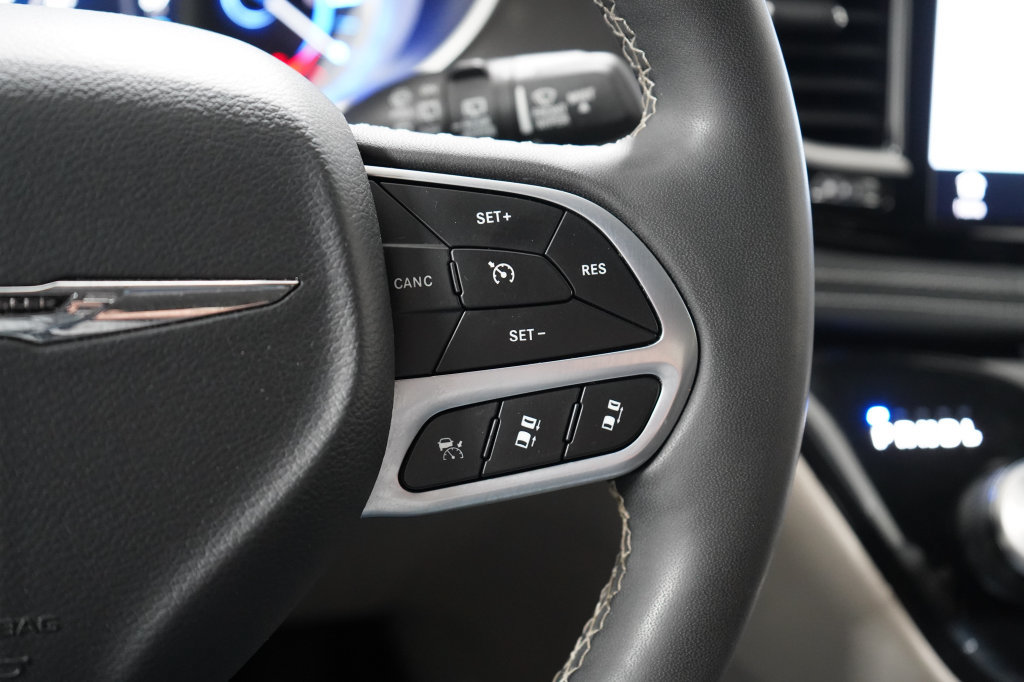 Used 2024 Chrysler Pacifica Limited FWD image 16