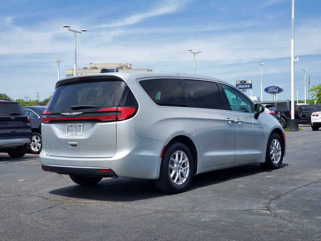 Used 2023 Chrysler Pacifica Touring-L FWD image 3