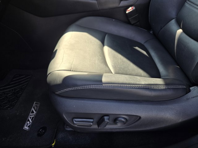 Used 2021 Toyota RAV4 XLE Premium image 21