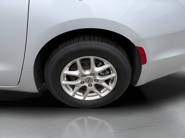 Used 2024 Chrysler Pacifica Touring-L FWD image 25