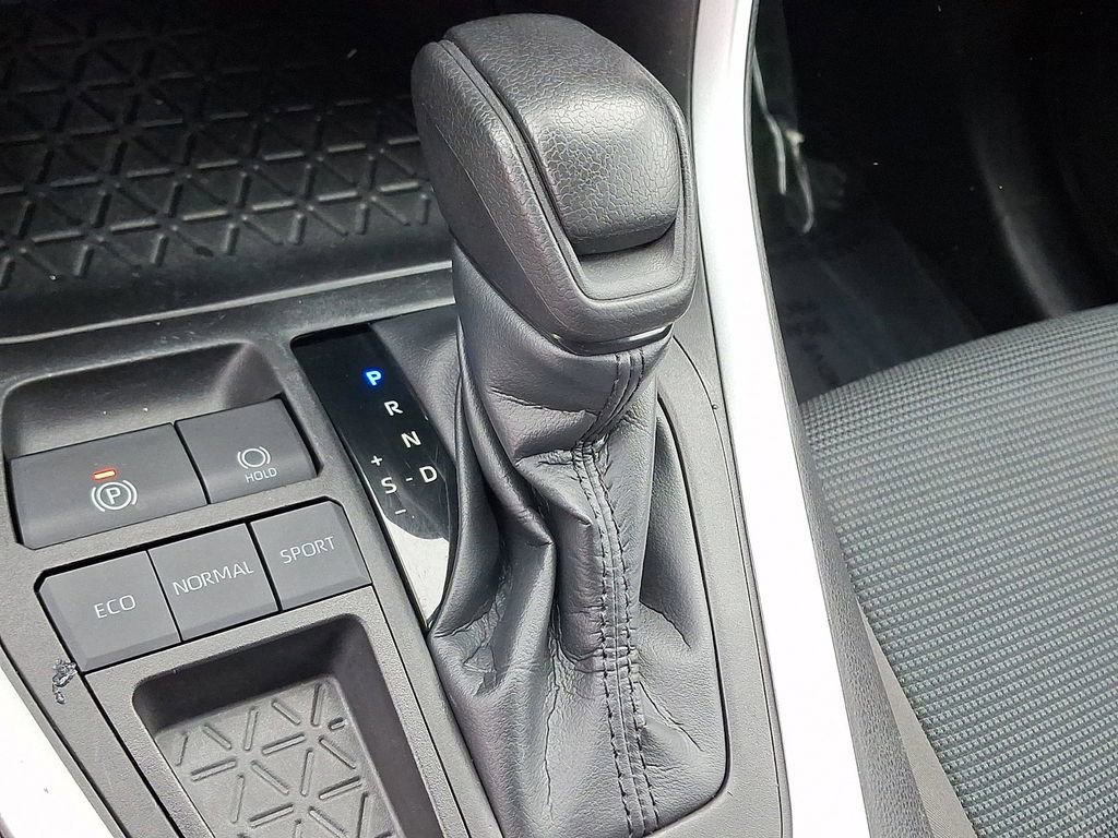 Used 2021 Toyota RAV4 LE image 15